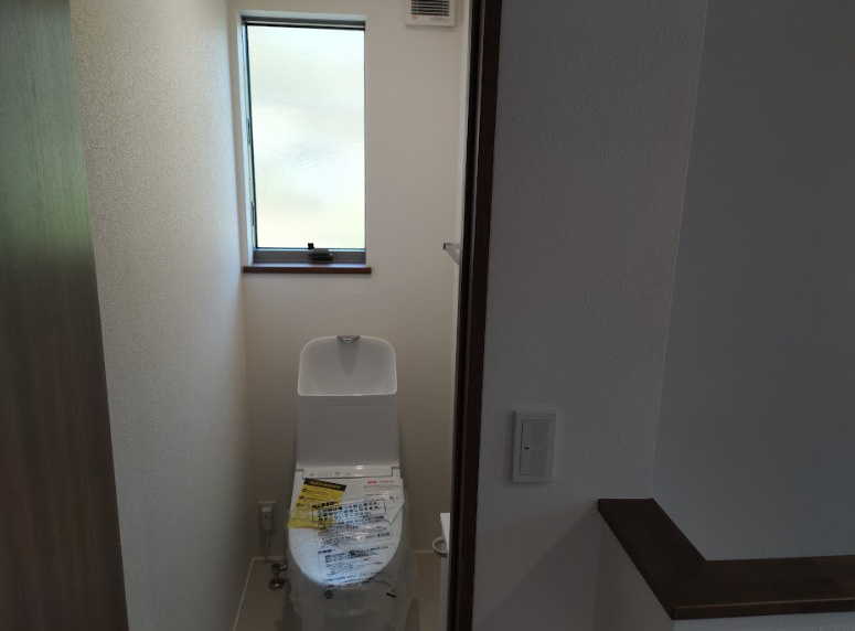 売中古戸建　伊豆の国市大仁のトイレ|トイレには窓があり明るい室内です。トイレが各階にあります。忙しい朝や、ファミリー世帯は助かりますね。