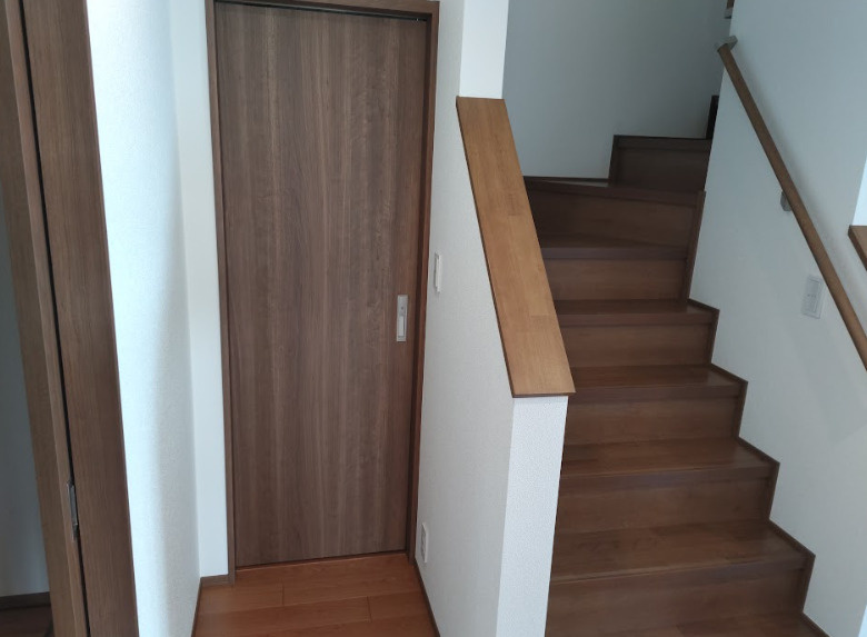 売中古戸建　伊豆の国市大仁の内装|ホワイトとブラウンの色合いがオシャレです。安全に配慮したかね折れ階段です。階段には手摺があり安心です。