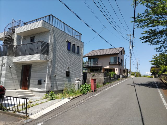 売中古戸建　伊豆の国市大仁の前面道路含む現地写真|閑静な住宅地に位置しているので静かで落ち着いた雰囲気です。築1年未満・未入居物件です。手入れも行き届いているので、気持ちよく住み始めていただけます。