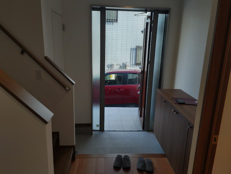 売中古戸建　伊豆の国市大仁の玄関|備え付けのシューズボックスがあるので収納がたっぷりあります。靴をしまってすっきりとした印象に出来ます。