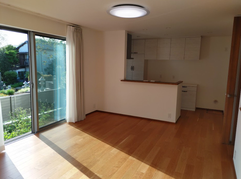 売中古戸建　伊豆の国市大仁の居間・リビング|大きな窓があるので部屋にやわらかな陽光が注ぎます。家族が自然に集まるような広さのリビングです。