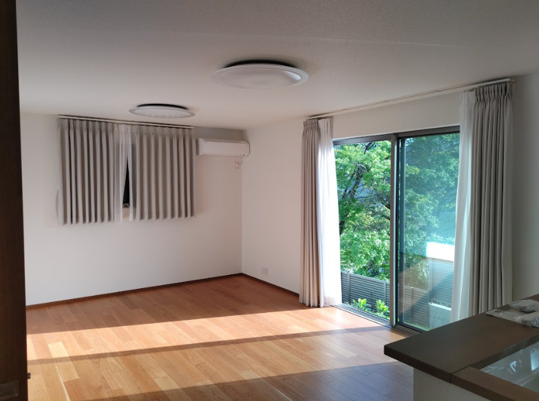 売中古戸建　伊豆の国市大仁の居間・リビング|二面採光なので日差しがたっぷり入ります。また風通しが良く解放感もあります。
