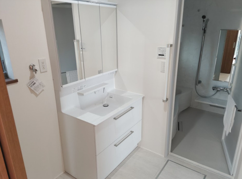 売中古戸建　伊豆の国市大仁の独立洗面台|清潔感のある独立洗面台です。収納スペースも多くあります。身支度に便利な三面鏡です。忙しい朝に便利です。