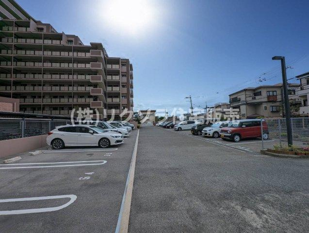 グランドメゾン四條畷の駐車場|敷地内駐車場
■物件内覧・資金計画相談・住宅ローン相談、リフォーム相談、お問合せ受付中■
※当日・翌日のご内覧、ご相談はお電話でのお問合せがスムーズです！