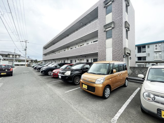 ルミナスコートの駐車場