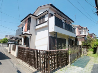 【外観】 | 南側は共有通路および隣地通路につき、角地のような物件です♪