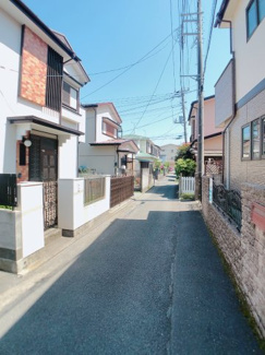 【前面道路含む現地写真】 | 周辺は住宅地につき、静かな環境の立地です♪