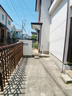 【外観】 | 西側は駐車スペースとしてご利用頂いてます♪