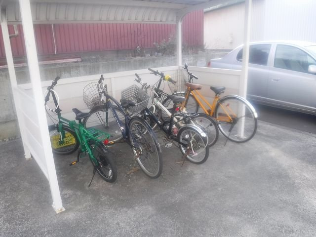 レオパレスプリマベーラのその他|屋根付きの駐輪場です！