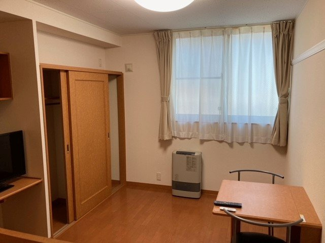 レオパレスプリマベーラの居間・リビング|１階はフローリング、2階はカーペットになります。