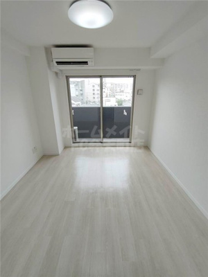 【居間・リビング】 | グランパシフィック弁天町 | こちらの居間で趣味の時間をお楽しみください