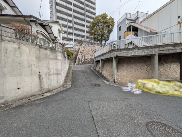 【前面道路含む現地写真】