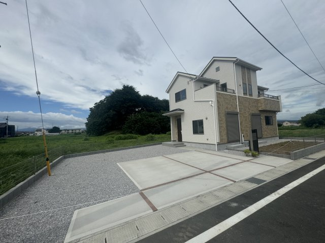 新築　前橋市総社町総社3期　Blooming　Garden　1号棟の駐車場|現地写真　 駐車スペース広々！建物南側に並列で３台置けます♪
