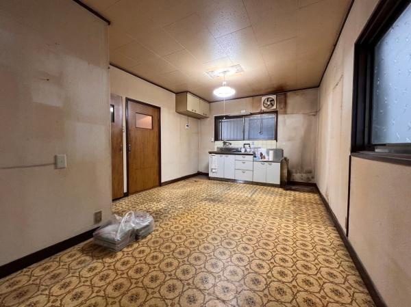 緑が丘２丁目　一戸建ての居間・リビング|DK9帖
■物件内覧・資金計画相談・住宅ローン相談、リフォーム相談、お問合せ受付中■
※当日・翌日のご内覧、ご相談はお電話でのお問合せがスムーズです！