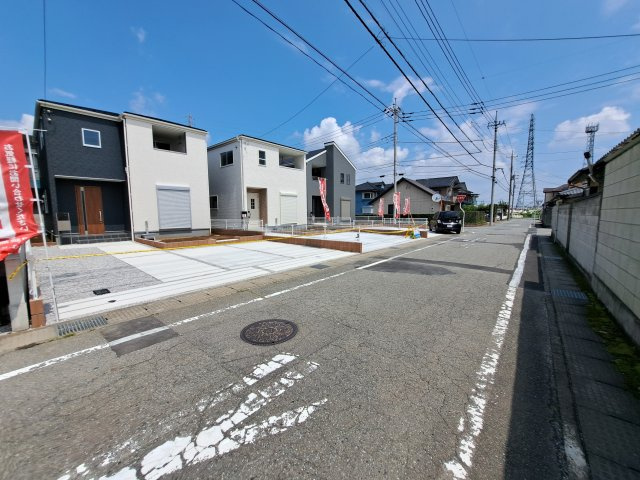 新築　前橋市天川大島第4　Livele Garden.S　1号棟の前面道路含む現地写真|現地写真　南側接道幅員約6ｍ			

