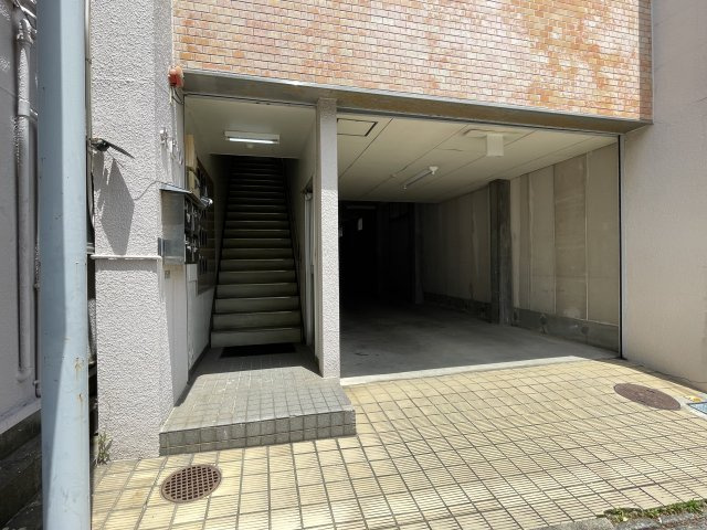 栄ビルのエントランス