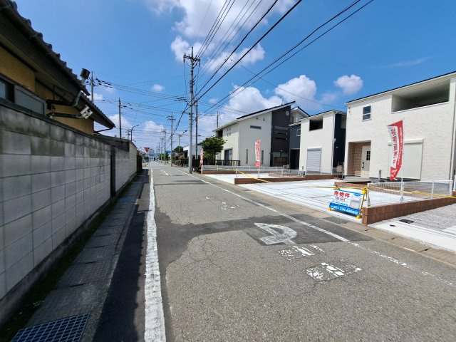 新築　前橋市天川大島第4　Livele Garden.S　2号棟の前面道路含む現地写真|現地写真　南側接道幅員約6ｍ			
