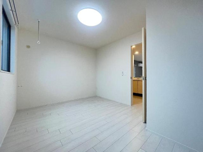 【内装】 | （仮）スターテラスⅡ法吉町 | 建具色・床材が異なります（イメージ）