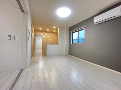 【居間・リビング】 | （仮）スターテラスⅡ法吉町 | アクセントクロス・建具色が異なります（イメージ）