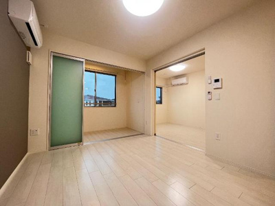 【居間・リビング】 | （仮）スターテラスⅡ法吉町 | アクセントクロス・建具色が異なります（イメージ）