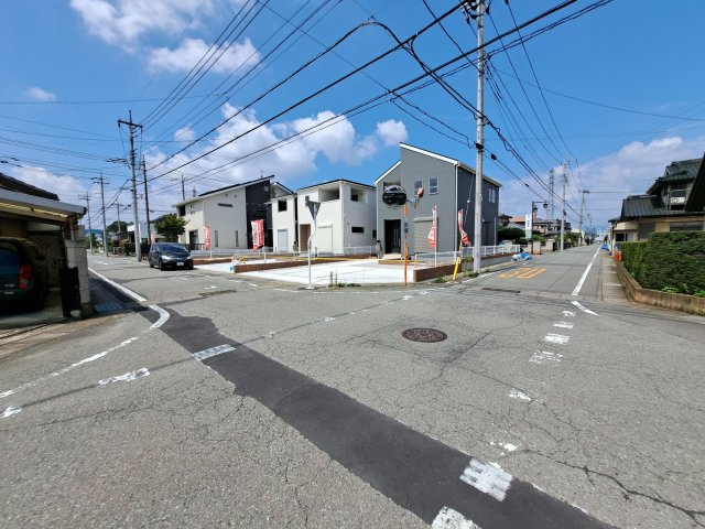 新築　前橋市天川大島第4　Livele Garden.S　3号棟の前面道路含む現地写真|現地写真　南側接道幅員約6ｍ　東側接道幅員約6ｍ			
