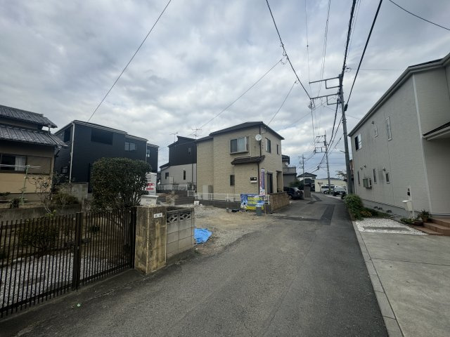 新築　高崎市寺尾町第4　Livele Garden.S　1号棟の前面道路含む現地写真|南東側接道幅員約3.2ｍ　北西側接道幅員約3.8ｍ	