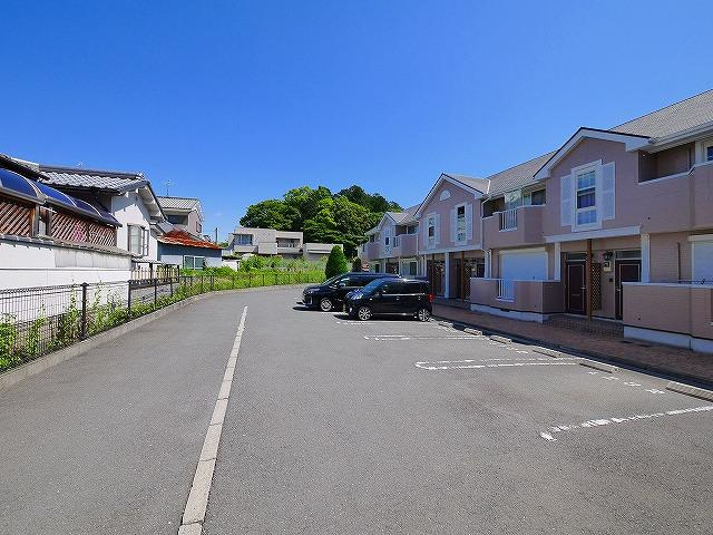 メゾン・グランパⅡの駐車場|駐車場に車を止められます