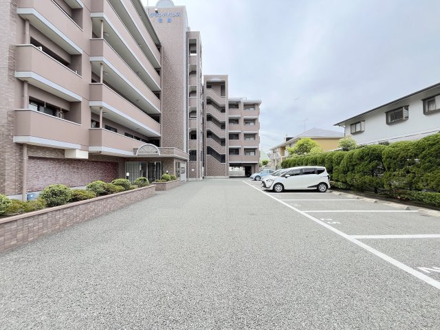 グランドパレス松崎の駐車場