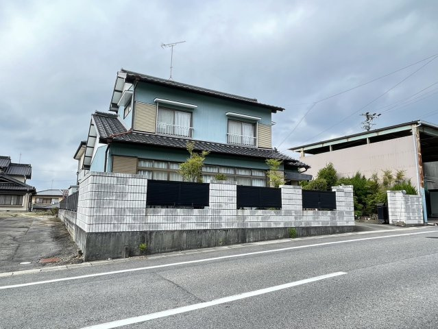 蓑川町貸店舗の駐車場