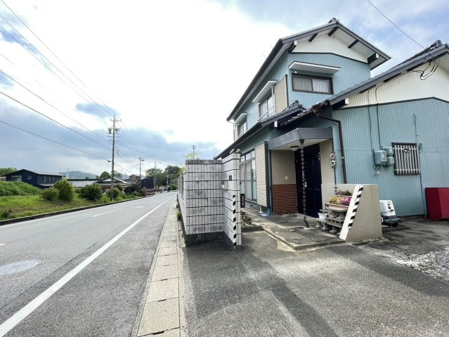 蓑川町貸店舗の駐車場