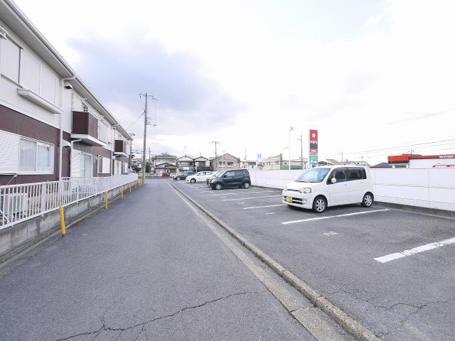 エクセルハイツ　Ｂ棟の駐車場|車をお持ちの方に嬉しい駐車場付きの物件です