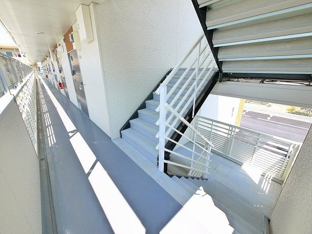 レオネクストコミンチャーレ九条のその他共用部分|清潔な共用通路です
