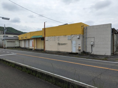 【外観】 | 事業用建物　矢掛町小林 | 全面道路は県道。