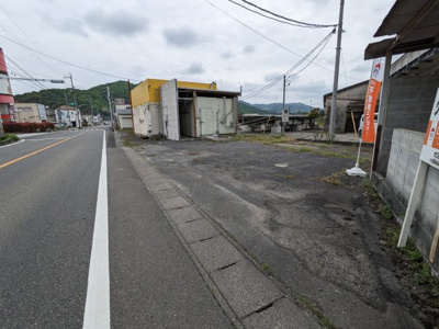 【外観】 | 事業用建物　矢掛町小林 | 駐車スペースあり。