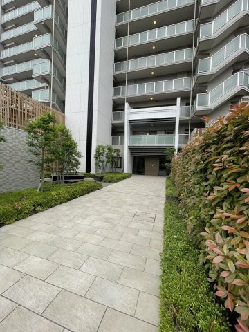 エスリード鶴見緑地公園のエントランス