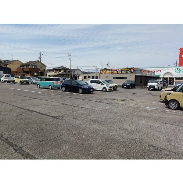 祠峯2丁目店舗の駐車場