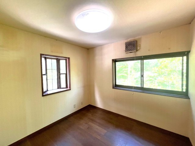 緑豊かな住環境■角地■丁寧にお使いの４ＳＬＤＫ■カーポートは駐車２台可能■亀岡市畑野町千ケ畑高橋の洋室|洋室