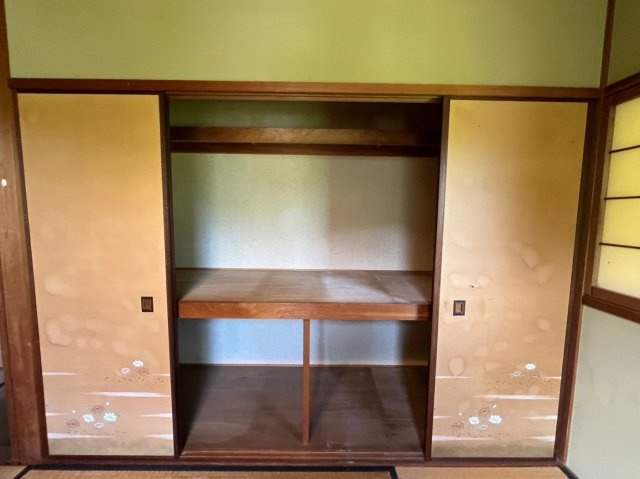 緑豊かな住環境■角地■丁寧にお使いの４ＳＬＤＫ■カーポートは駐車２台可能■亀岡市畑野町千ケ畑高橋の和室|和室押入