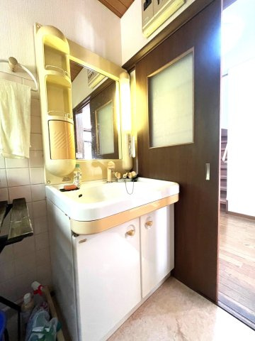 緑豊かな住環境■角地■丁寧にお使いの４ＳＬＤＫ■カーポートは駐車２台可能■亀岡市畑野町千ケ畑高橋の洗面所|洗面台