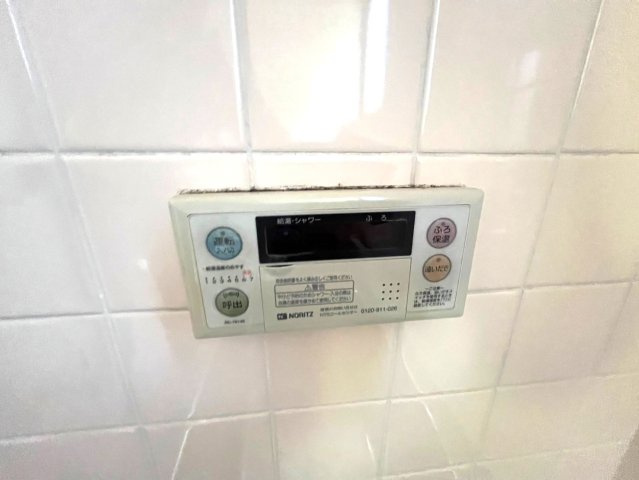 緑豊かな住環境■角地■丁寧にお使いの４ＳＬＤＫ■カーポートは駐車２台可能■亀岡市畑野町千ケ畑高橋の浴室|浴室リモコン