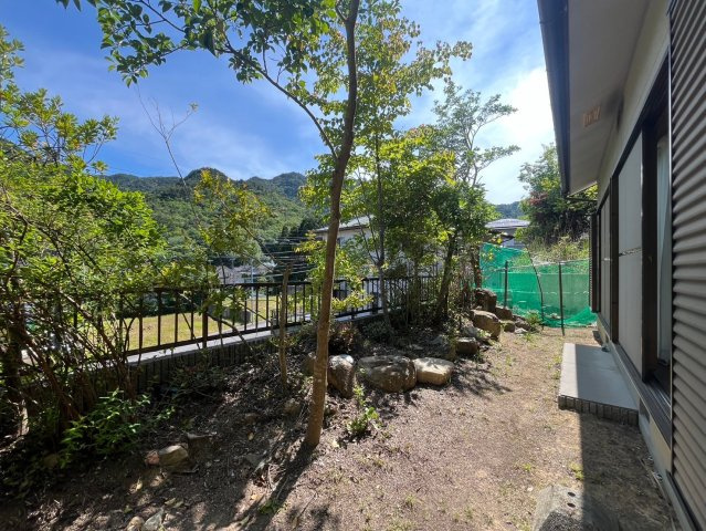 緑豊かな住環境■角地■丁寧にお使いの４ＳＬＤＫ■カーポートは駐車２台可能■亀岡市畑野町千ケ畑高橋の庭|庭・ガーデンスペース