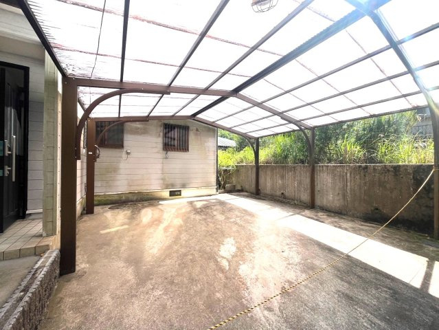 緑豊かな住環境■角地■丁寧にお使いの４ＳＬＤＫ■カーポートは駐車２台可能■亀岡市畑野町千ケ畑高橋の駐車場|カーポート