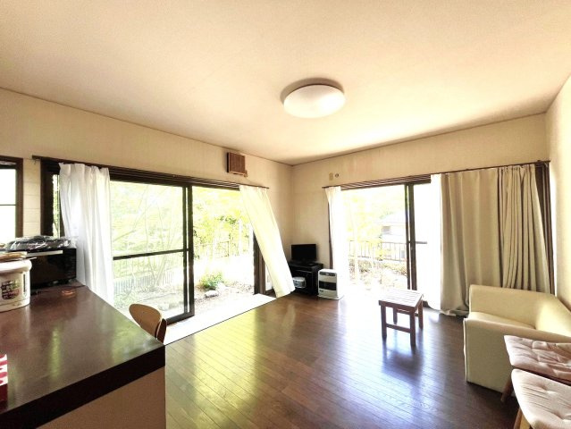 緑豊かな住環境■角地■丁寧にお使いの４ＳＬＤＫ■カーポートは駐車２台可能■亀岡市畑野町千ケ畑高橋の居間・リビング|リビング