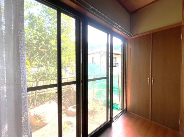 緑豊かな住環境■角地■丁寧にお使いの４ＳＬＤＫ■カーポートは駐車２台可能■亀岡市畑野町千ケ畑高橋のその他|縁側