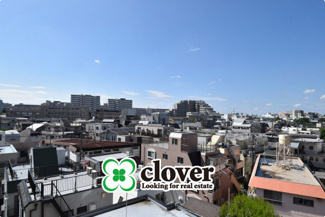 【展望】 | 眼前に広がる空の雄大さと、このお部屋の自慢の一つである「眺望」をご覧ください。毎日、この景色を独り占めできる新生活に夢が広がります。～即日のご見学可能～　お問合せはお気軽にどうぞ。
