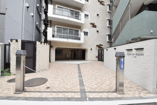 【エントランス】 | お客様を、そして住人を出迎えてくれるマンションのエントランス。ゴミが落ちていないことからも、管理状態の良さや住民の節度の高さが見て取れます。～即日のご見学可能～　お問合せはお気軽にどうぞ。
