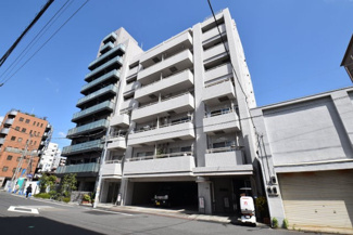 【外観】 | 青空によく映える建物です。手入れの行き届いた外壁やマンション正面エントランスなど、綺麗な姿をぜひ一度、現地にてご覧ください。～即日のご見学可能～　お問合せはお気軽にどうぞ。
