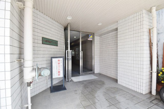 【エントランス】 | お客様を、そして住人を出迎えてくれるマンションのエントランス。ゴミが落ちていないことからも、管理状態の良さや住民の節度の高さが見て取れます。～即日のご見学可能～　お問合せはお気軽にどうぞ。
