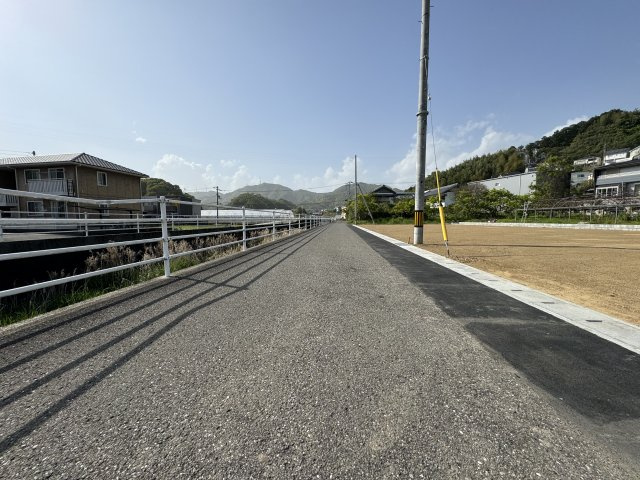 高知市長浜の前面道路含む現地写真|南東側から北西向きを撮影