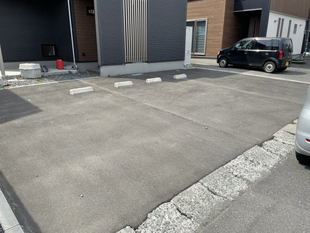 八戸市諏訪2丁目の駐車場
